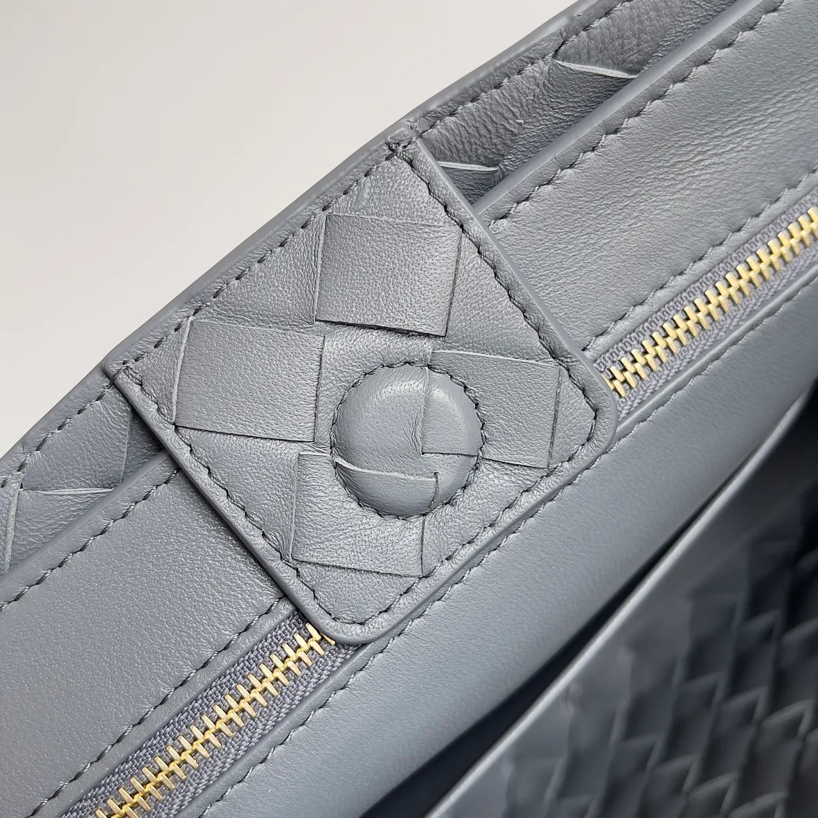 The 2023 new Andiamo batch of 1860 BV has been shipped‼ ️Really popular🔥The new Andiamo woven handbag launched by Bottega Veneta this season is really popular all over the world! ! Celebrities at home and abroad have worn it, and Oscar-winning actress Michelle Yeoh has taken it out on the street. Song Jia, Trai Yara, Yu Feihong, Sanji Ayaka, Rosie Hunting-Whiteley, Yoshioka Riho, etc. have all picked up this bag. It is classic and versatile, showing off its temperament, and the bag capacity is also large, which is very convenient for daily commuting! ! A variety of carrying methods, the shoulder straps can be adjusted by yourself, the original lambskin feels soft and delicate, and the neutral style is made to break gender boundaries and bring a more practical and longer-lasting use experience. Andiamo, which has both elegant and casual styles, perfectly interprets the true appearance of "fashionable old money style". Style number: 743568 Size: 25*22*10.5cm